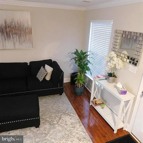 3 bed, 1.5 bath, 1024 sqft, $2,200 — Photo 2