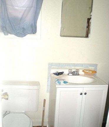 5th image of 1050 E Fairmount Ave