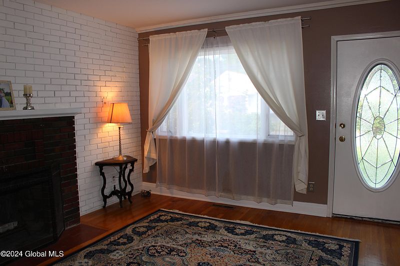4th image of 1104 Laura Street
