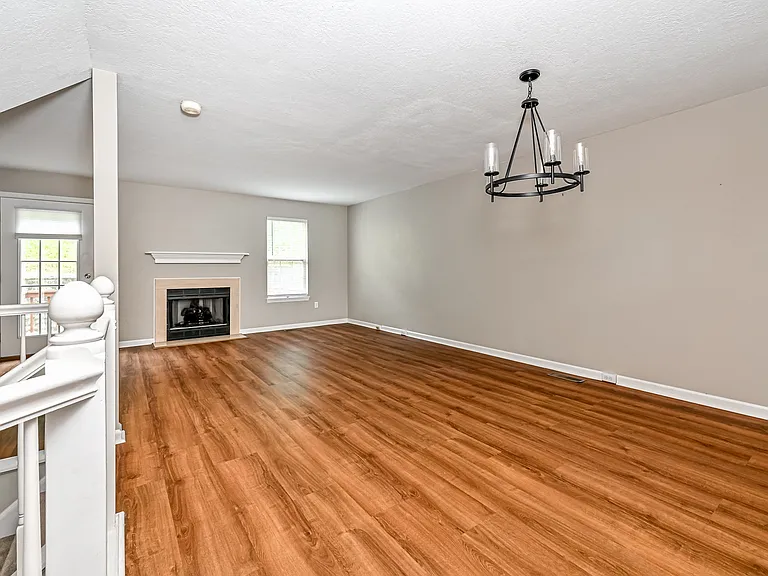 229 Hillvue Dr — Photo 3