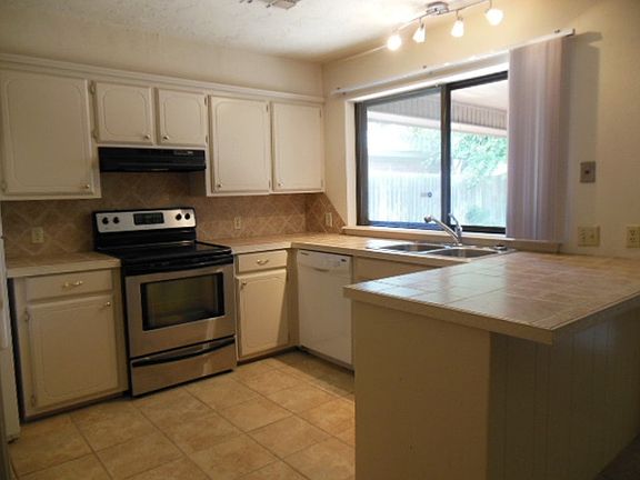 4th image of 3109 NE Kingsbriar Cir