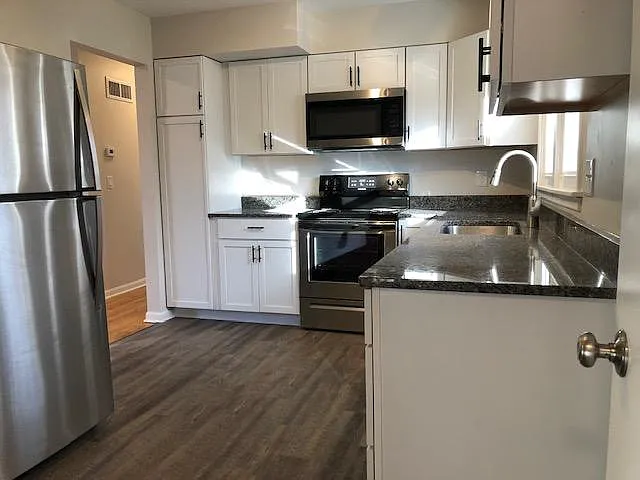 2721 S 107th Ave — Photo 3