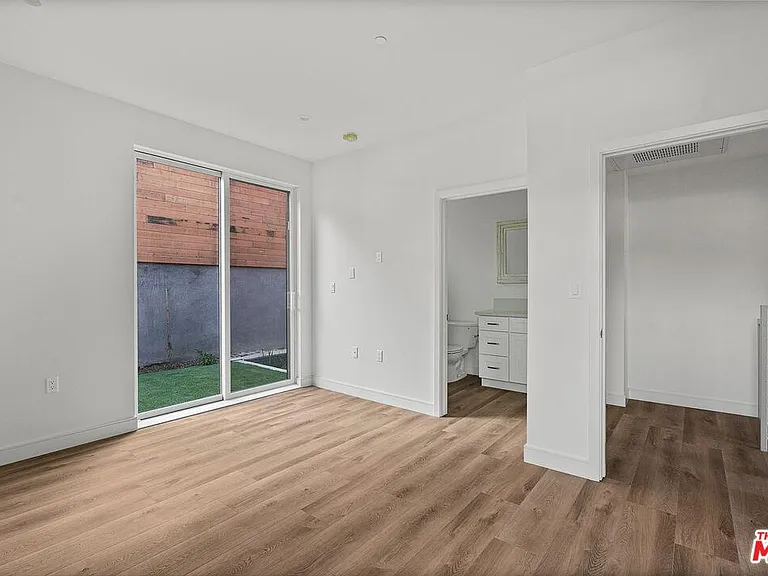 3521 Cahuenga Blvd W — Photo 11