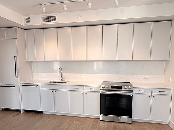 3rd image of 420 Carroll St #1803