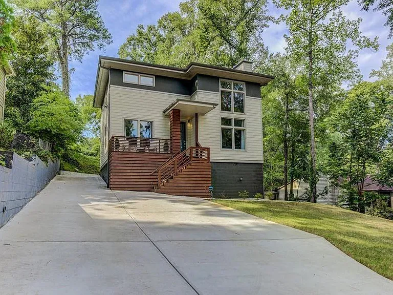 1758 Beacon Hill Blvd NE — Photo 2
