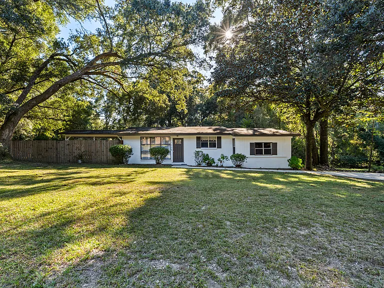 1005 Oakland Dr — Photo 1