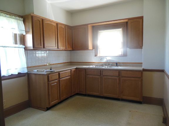 4th image of 3915 Howard St
