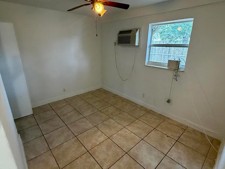 1124 NW 2nd St #2 — Photo 6