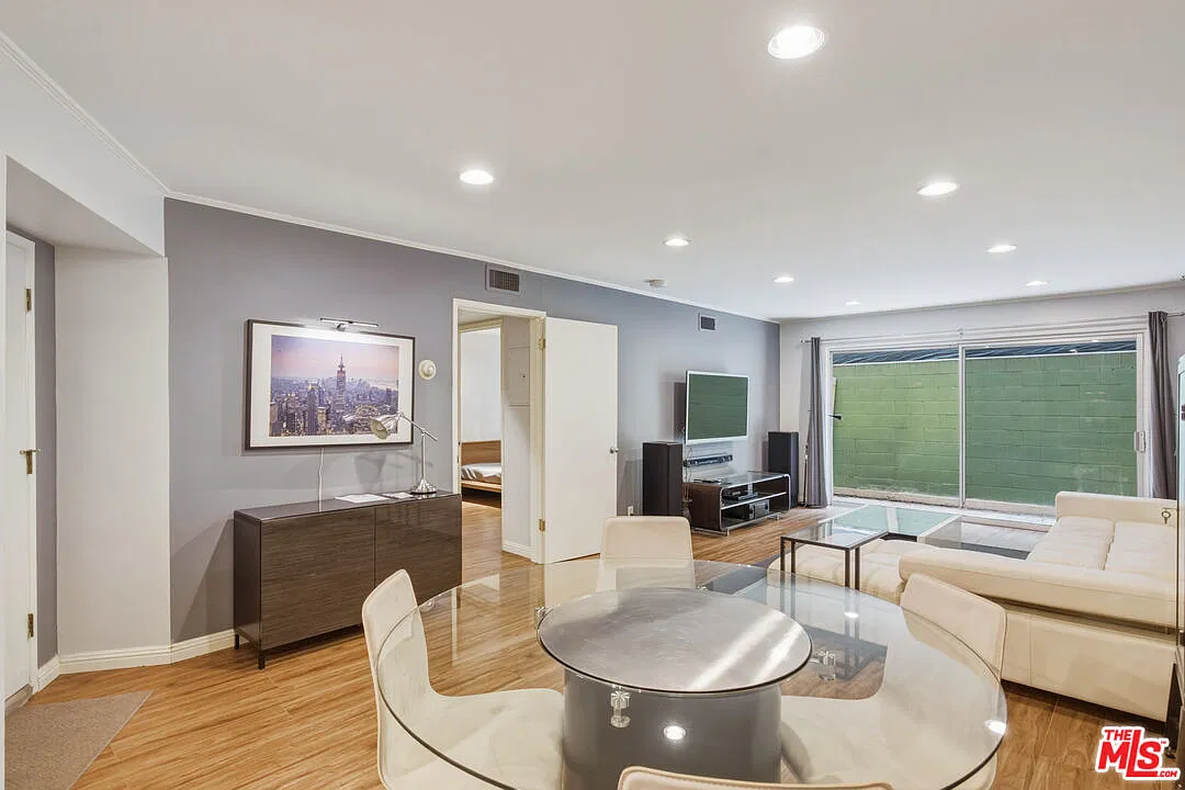 1 bed, 1.0 bath, 879 sqft, $2,300 — Photo 4