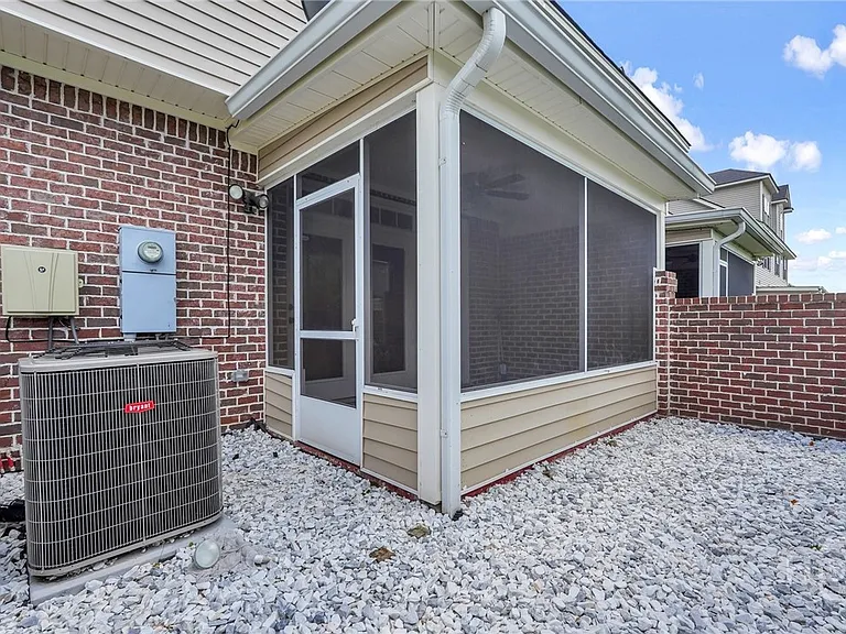 124 Ventura Pl — Photo 35
