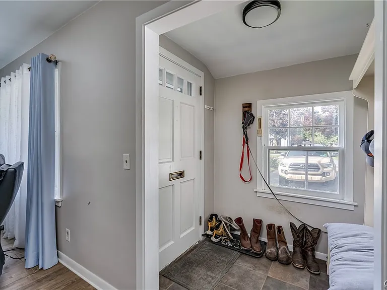 325 Paddock St — Photo 17