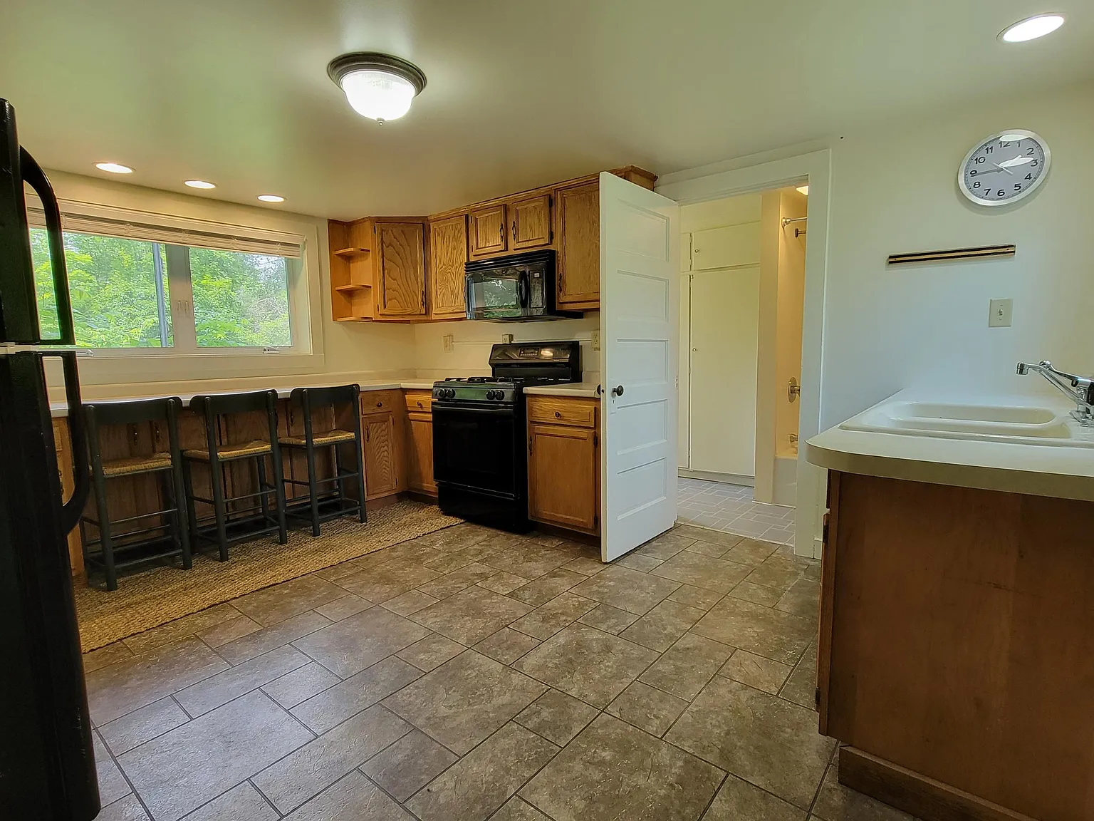 3 bed, 1300 sqft, $2,250 — Photo 3