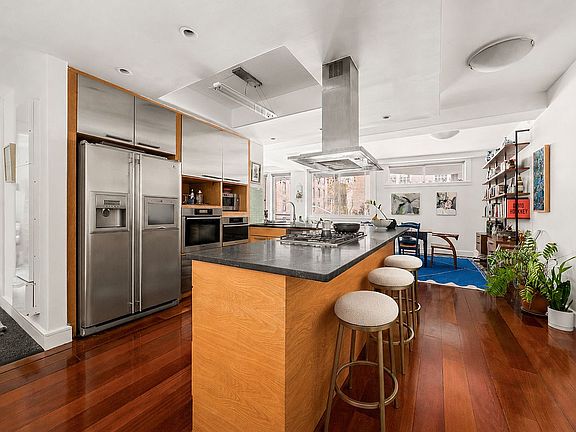 2nd image of 123 Baxter St APT 3A