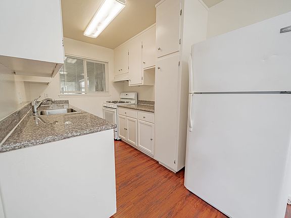 4th image of 9309 Bancroft Ave APT 18