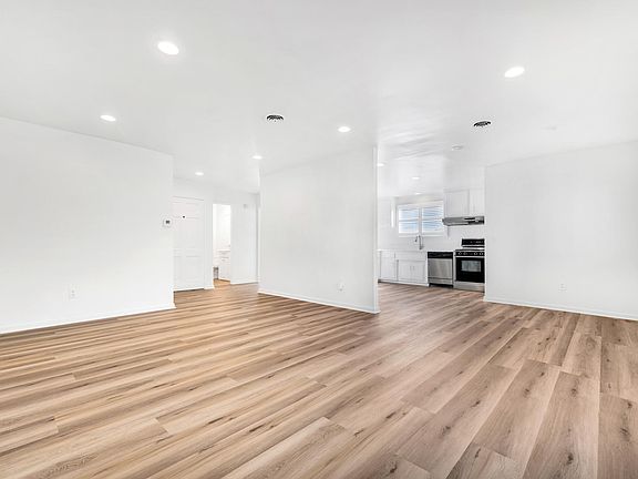 5th image of 23942 Gilmore St