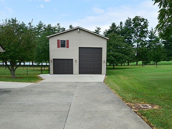 Detached garage