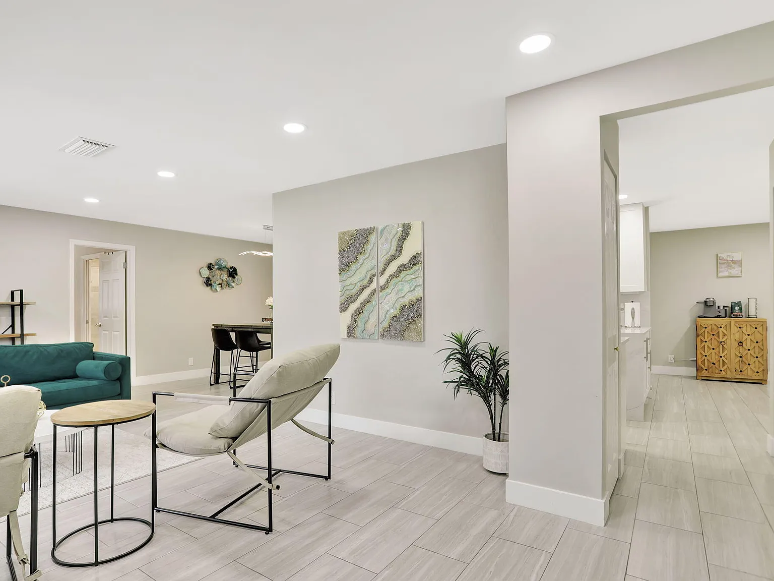 4 bed, 2.0 bath, 2100 sqft, $9,500 — Photo 3