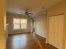 7462 N Greenview Ave