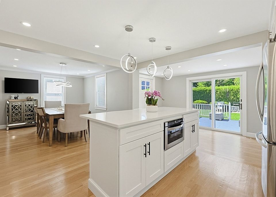 1st image of 8 Woodbury Ave