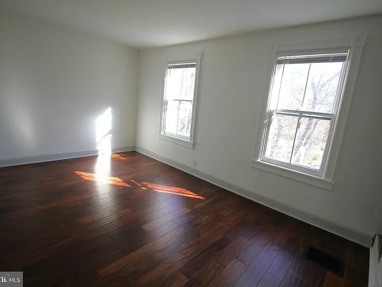 11-13 Hart Ave — Photo 9