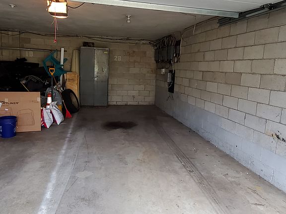 5th image of 717 Willow St APT 2B