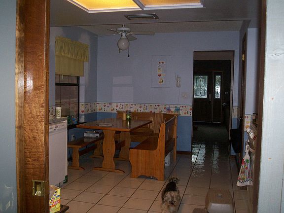 eat-in kitchen/tiled