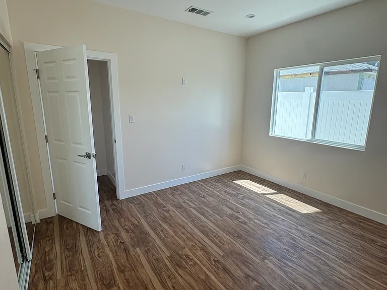 11914 Keswick St — Photo 12
