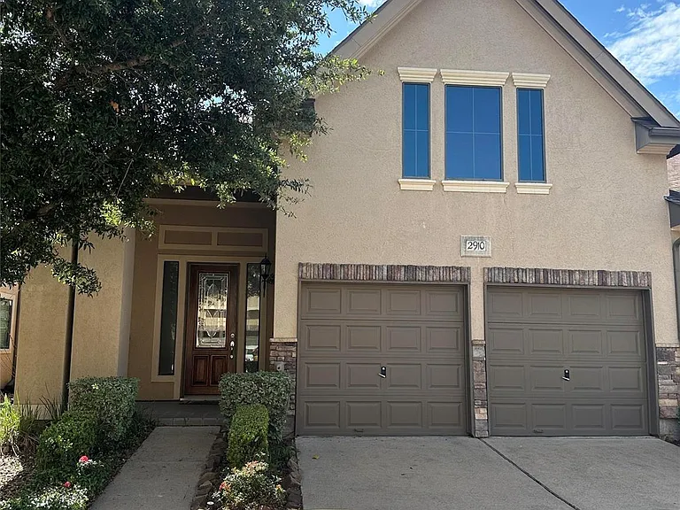 2910 Royal Oaks Grv — Photo 1