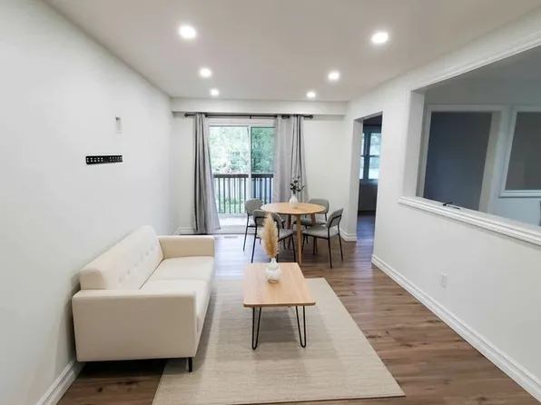 900 Pond View Rd #12, London, ON N5Z 4L7