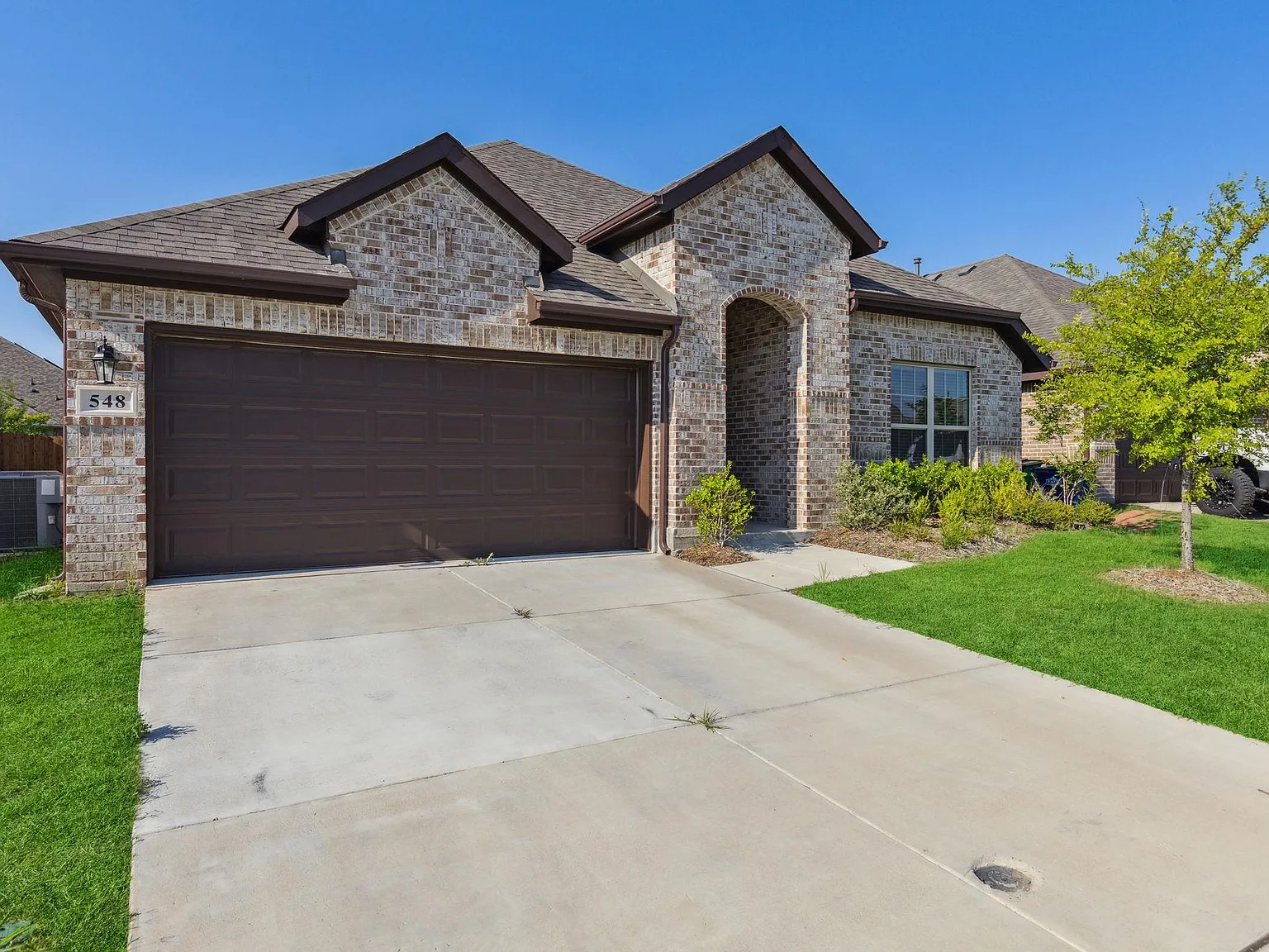 548 Bradley Dr — Photo 2