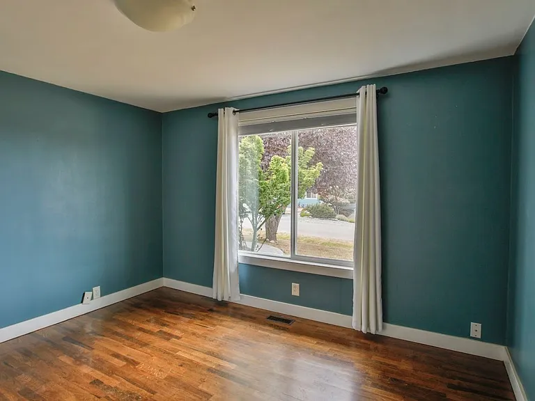 639 NE Otis St — Photo 22
