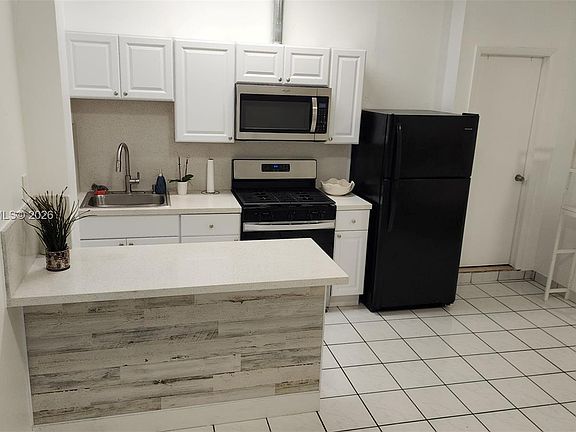 4th image of 1921 SW 83rd Ave #1