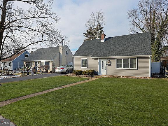 3rd image of 266 Eaton Ave