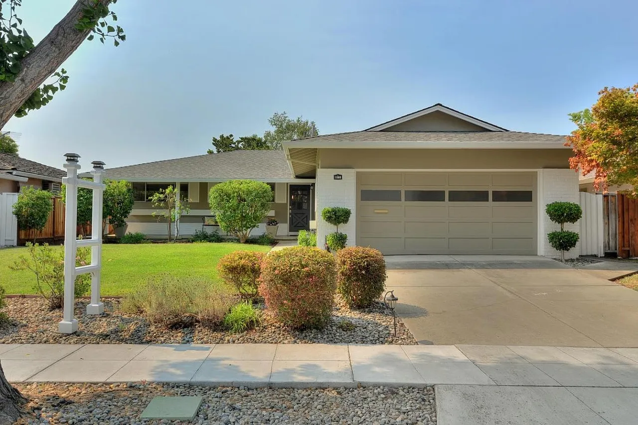 4 bed, 2.0 bath, 1421 sqft, $6,200 — Photo 1