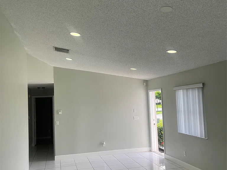 1810 SW 114th Ter — Photo 8