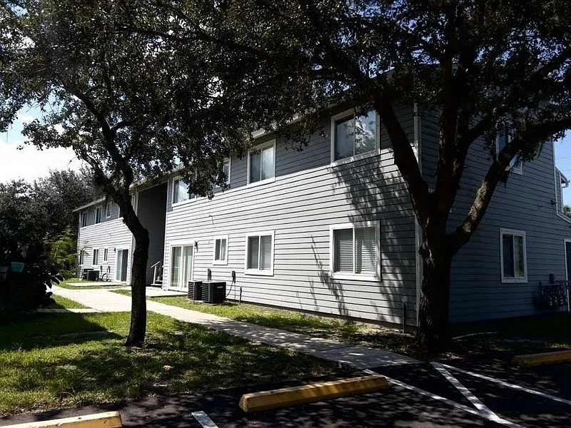 1002 E Rhodes Dr #38