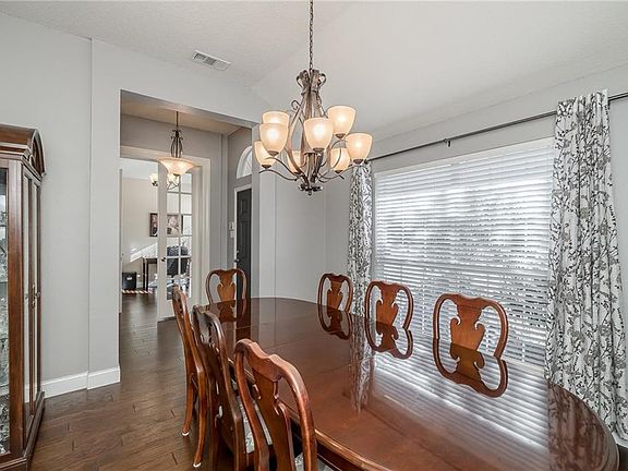 3rd image of 300 Holly Ct