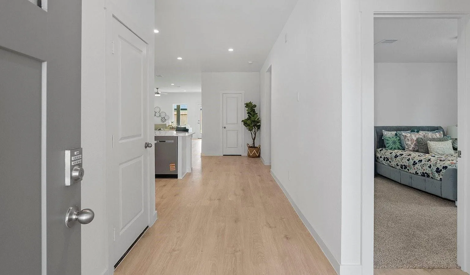 4 bed, 2.0 bath, 2031 sqft, $2,400 — Photo 2