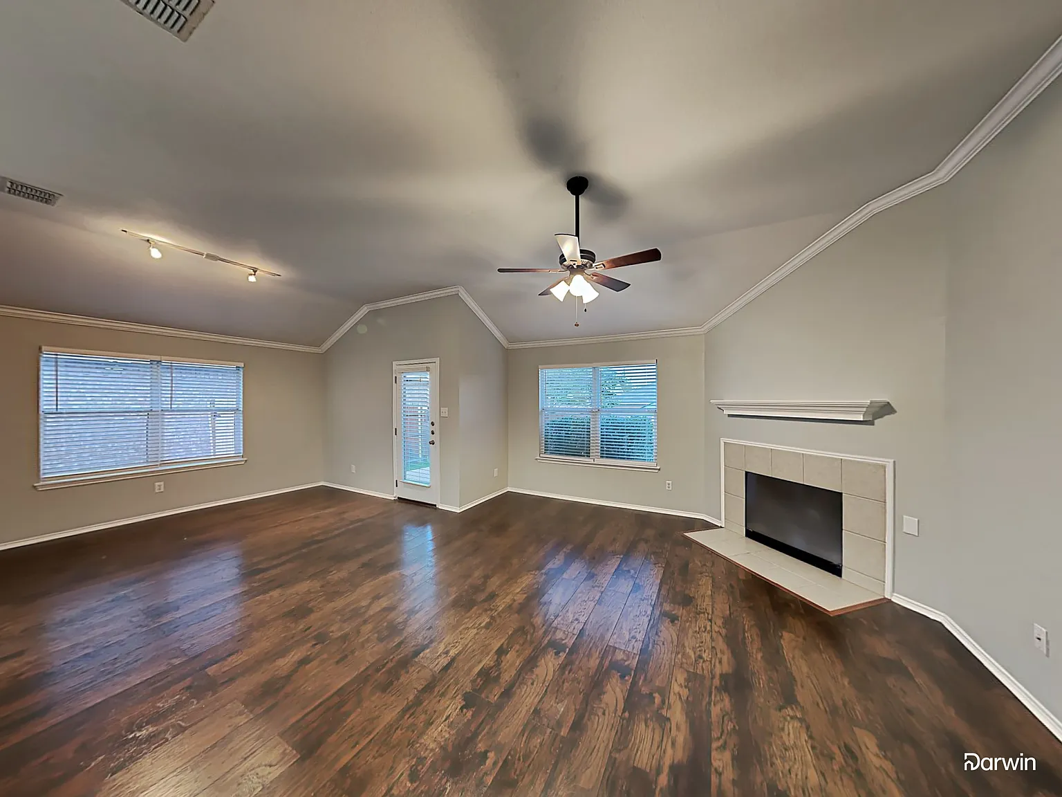 4 bed, 2.0 bath, 1955 sqft, $2,700 — Photo 4