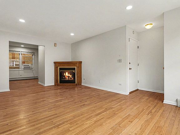 5th image of 1527 W Sherwin Ave APT 2N