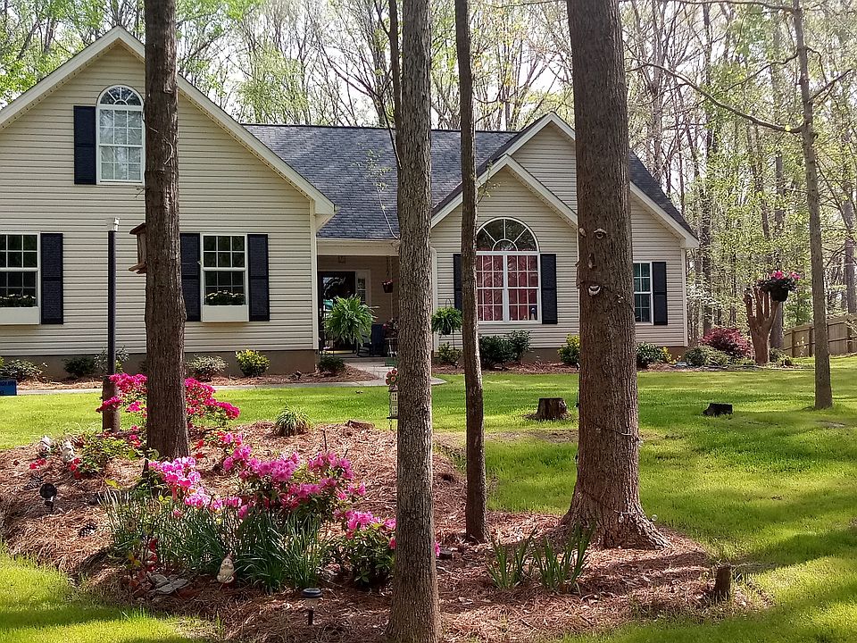 1st image of 210 Woodbury Dr