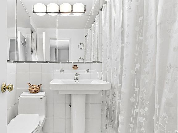 5th image of 200 E 57th St APT 11H