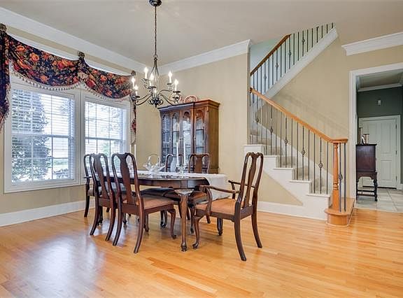 3rd image of 2803 Red Oak Ct E