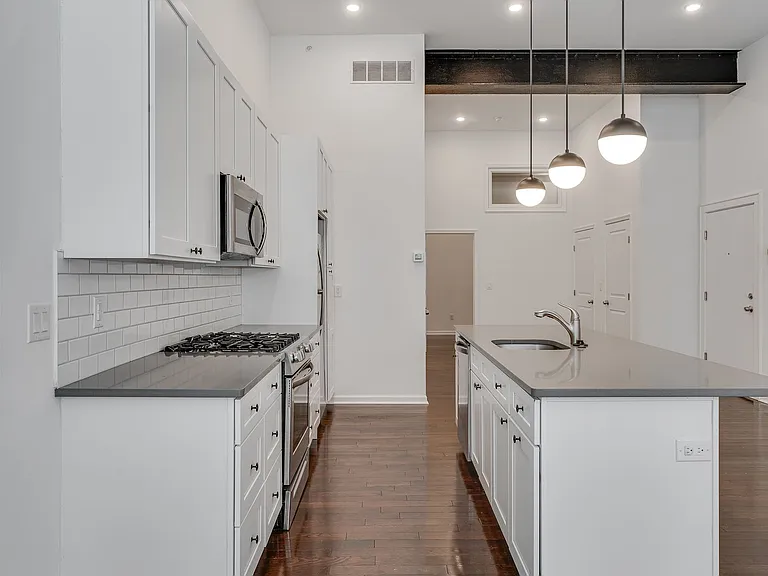 2737 Cambridge St — Photo 10