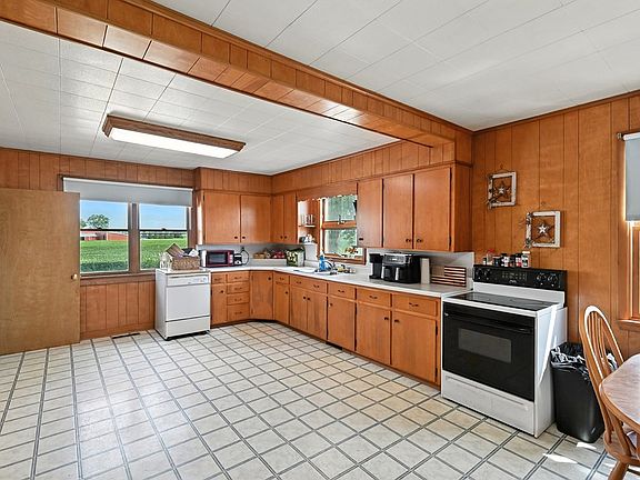 4th image of 2987 Carey Rd