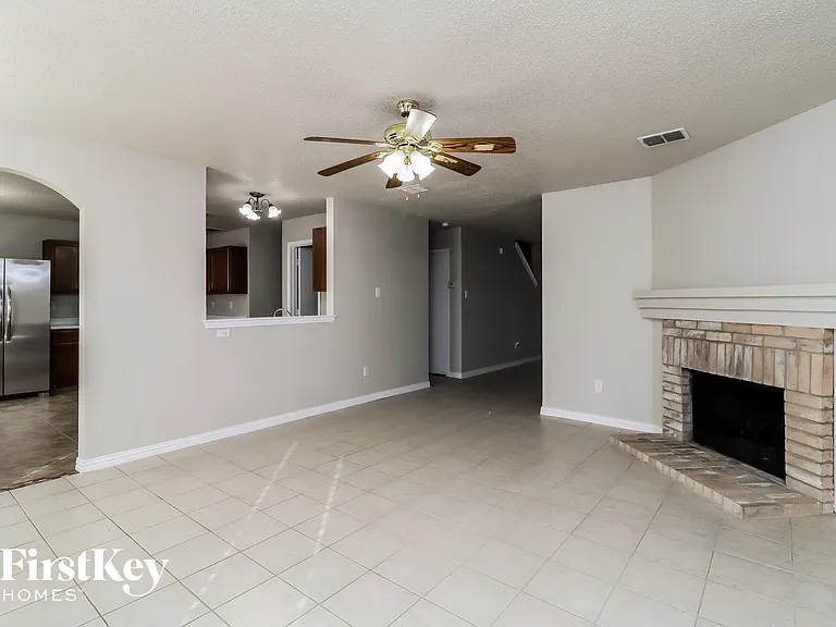 3913 Fox Run Dr — Photo 3