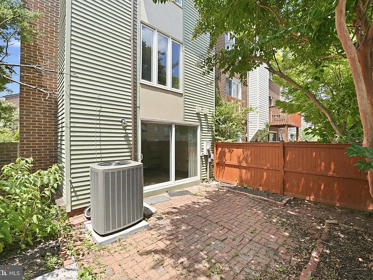 975 S Taylor St — Photo 24