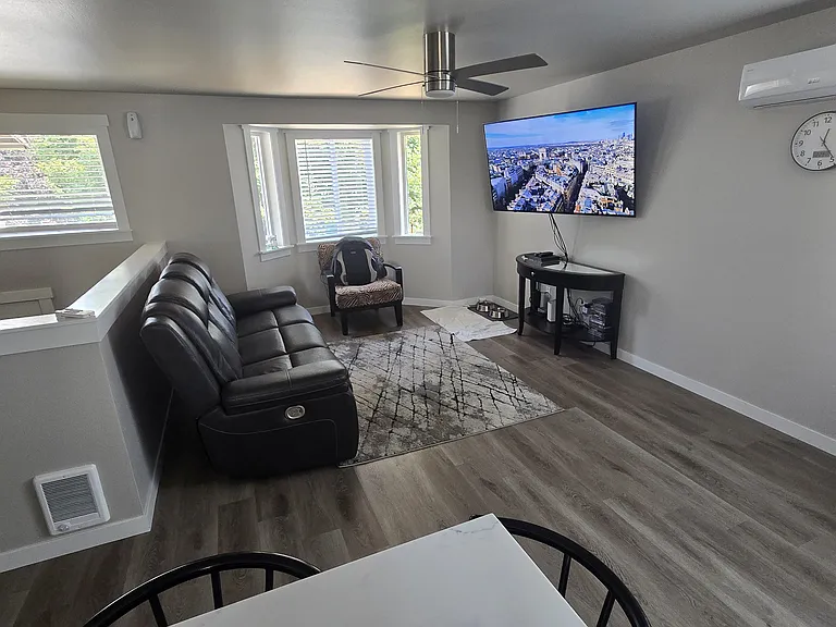 308 35th St SE — Photo 2