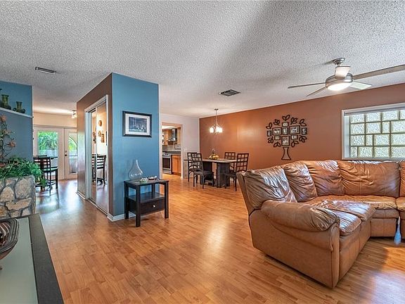 4th image of 801 Farrington Dr