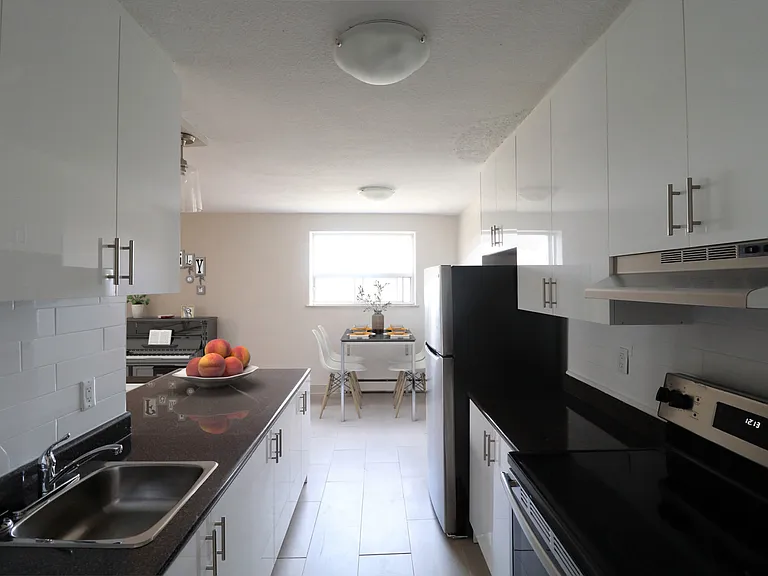 468 Lorne St — Photo 12